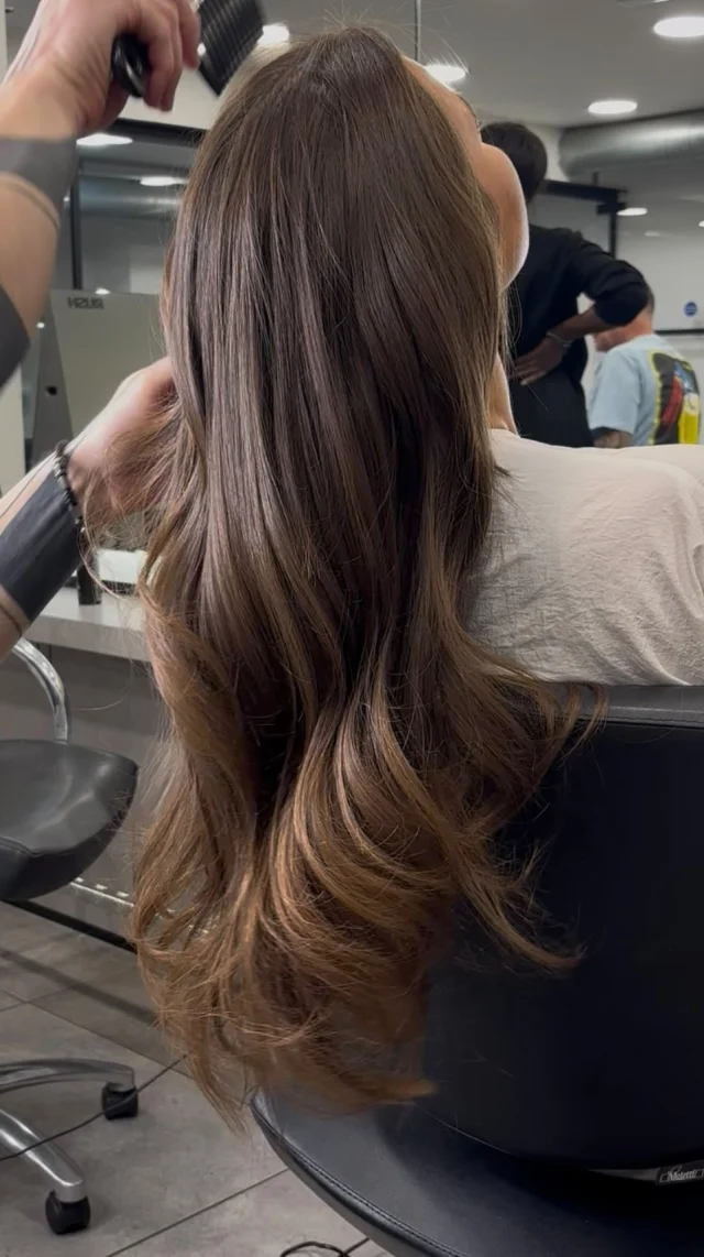Time for a weekend pamper… because nothing feels better than fresh hair 💆🏼‍♀️🫧 Step in to the salon and let the stress melt away. Whether you’re dreaming of a full hair transformation or a bouncy blowdry, we’ve got you covered 💕