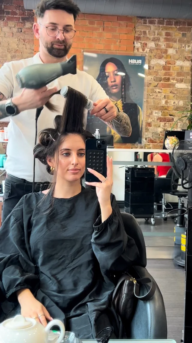 This is your sign to book that blowdry 🤍#hairsalon #hairinspo #blowdry #bouncyblowdry
